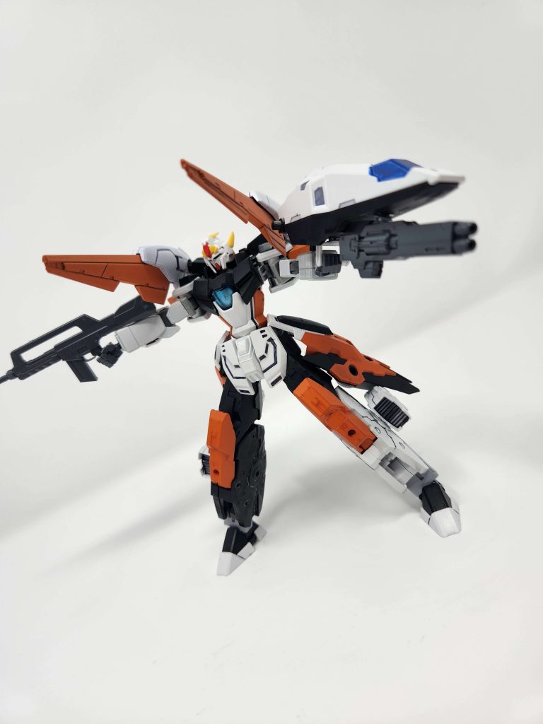 Outfitted with a GN rifle, GN machine gun and the Binder that has multiple use, the MK.II easily can take on long range combat.