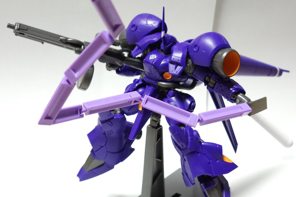 メイン武装はゲルググMと同様のビームマシンガンと専用のチェーンマインチェーンマインはボールジョイントによる接続でフレキシブルに動きます。