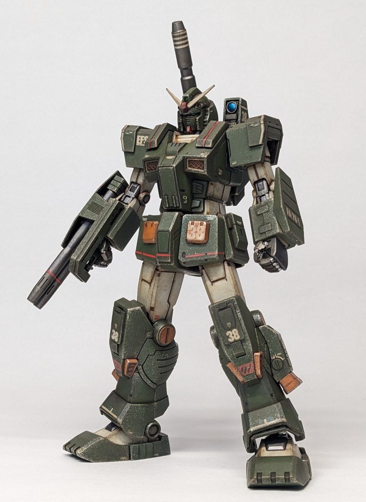 合わせ目は全て消してます。武装、関節、アーマー裏などメカっぽい部分は水性ホビーカラー焼鉄色で塗装してます。