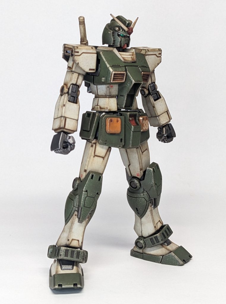 中身のガンダムにもウェザリングしてます。