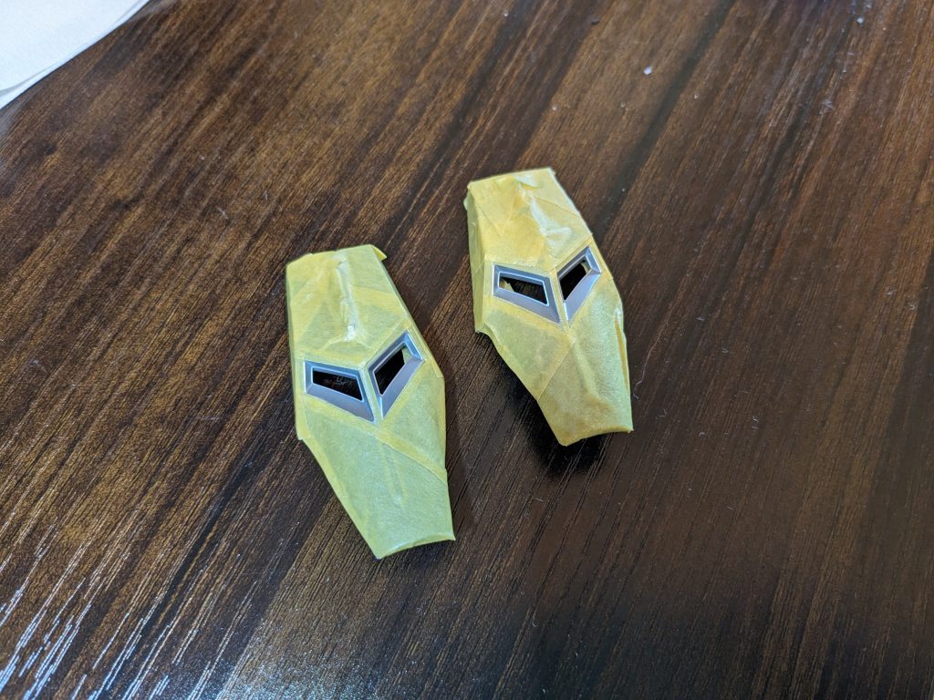 ショルダーパーツとシールドの紋章はがんばってマスキング。地道な作業だけど結構楽しくて、ペリペリはがした後のすごく綺麗な境目を見ると、がんばってよかったなーって報われますｗ写真のパーツ、普通はボディのメイン色の赤なんですが、あえて艶消しブラックにしてカッコよく仕上げました！