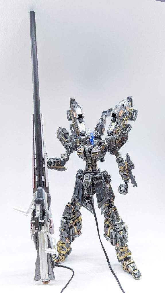  会社の同僚から単身赴任の餞別にいただき、ずっと封印していたのですがやっと完成させる事ができました。HGしか作ってなかったので、やってもやっても終わりが見えず、ひいひい言ってました。完成させてみるととっても良いキットだと思いました。最後までご覧いただき、ありがとうございました！ 