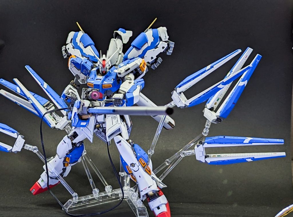  ロングレンジフィンファンネルにバレル、センサーユニット、左右にグリップを取り付け、よくゲームに登場するハイパーメガバズーカランチャーのイメージで制作しました。センサーユニットのレンズはレジンでレンズっぽくしました 