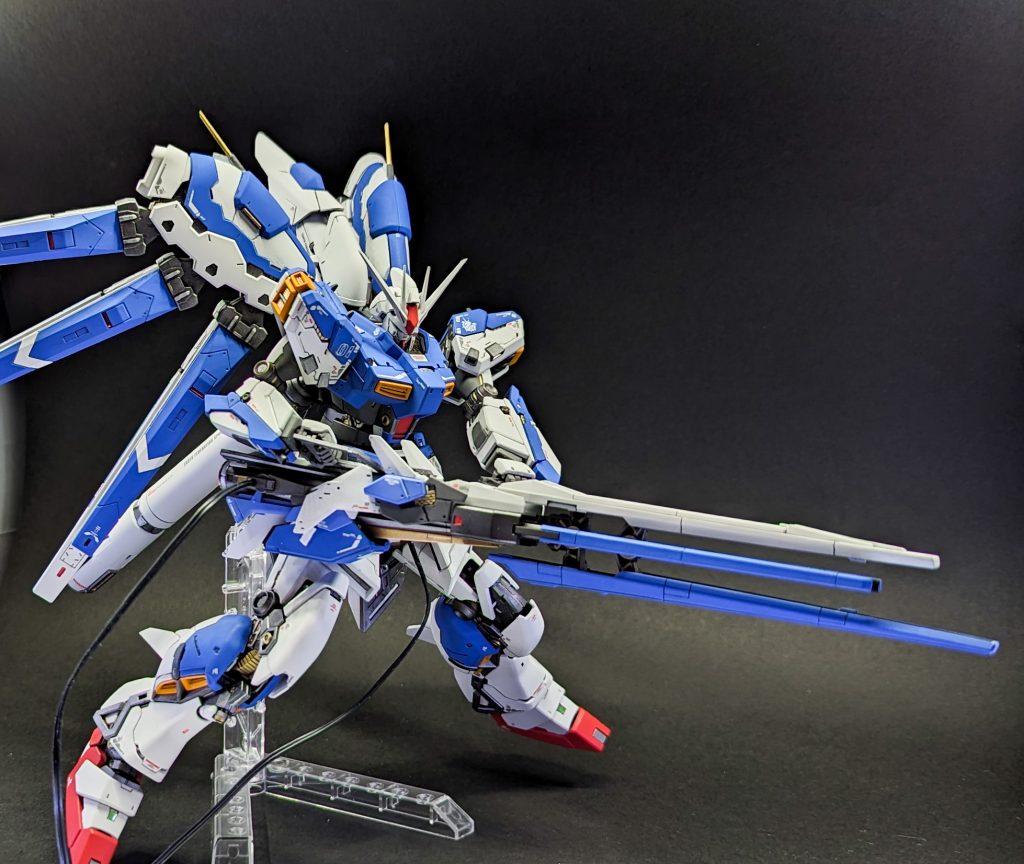  大砲は母艦とケーブルを接続して発射するというカッコいい設定なのですが、ラー・カイラムは無理なのでランチャー基部と本体腰部をケーブル接続できるようにしました 