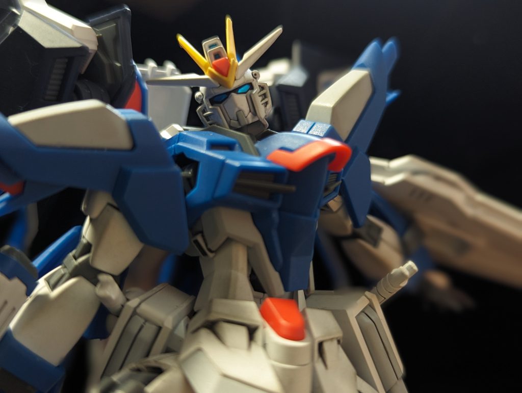 アップ。羽根はシール祭りですが、頭部の色分けはパーツレベルでバッチリです。