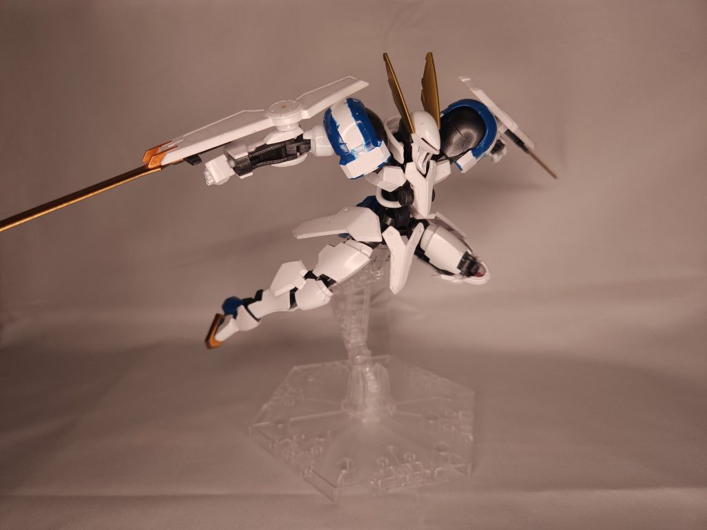 シンプルでありながら騎士を思い起こす機体デザインなので格闘ポーズが映えますね。