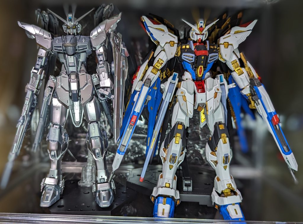 最終的に以前投稿したシルバーコーティングのフリーダムガンダムVer.2.0と並んで飾り中本当は羽根を広げたポーズで飾りたいですがスペースの関係上やむ無く😭それでは、皆様方2024年も気ままに投稿していこうと思いますのでその際には、良かったら見て行って下さいm(_ _)mそのうちミキシングもやってみたいな~と思いますが果たして⋯