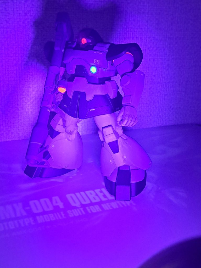 また蛍光　モノアイと胸、バズーカ、肩に