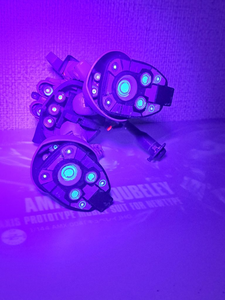 スラスターにも蛍光しました　足裏も少し塗り分け　相変わらずフリーハンドなので 