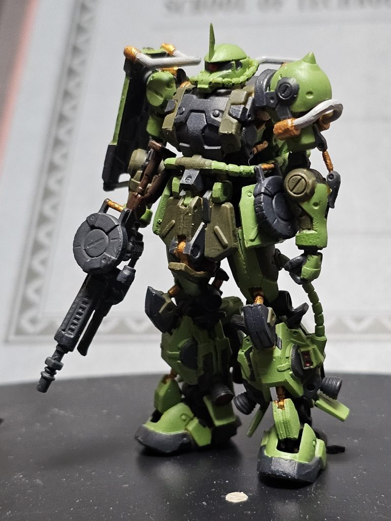 ザクマシンガンは木製ストックぽさを出すためブラウンで塗装。カラーリングは通常のザクのグリーンをベースに塗装。各所に金色を施しています。