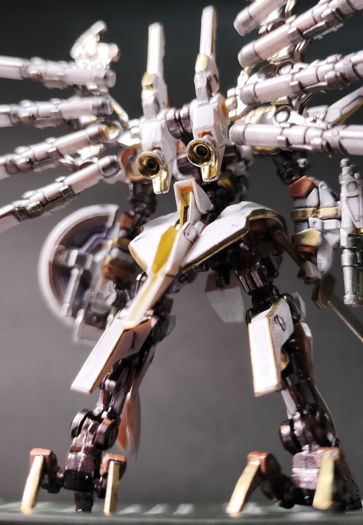 パラス・アテネは、大好きなマークIIやゼータのデザイナー藤田一己さんデザインしたらしいのだけれど、レコアが好きじゃないのと、劇中にさしたる活躍もなかったことと、このデザインでのマシンの特性がいまいちよくわからないのと、カラーリングに一貫性のないジュピトリスMSにイマイチ興味がわかないこととで、思い入れもなく、ノーマークでした。