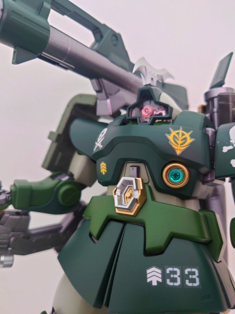 そして、腹部にハイメガキャノンを搭載してみました。一年戦争時代には無かったかもしれませんが、妄想なのでご容赦ください。