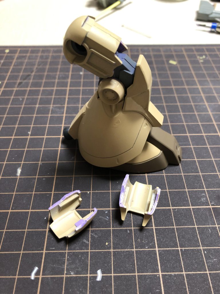 脚部の太腿を先に組むことに気付いた。。モールドに沿って割りました。