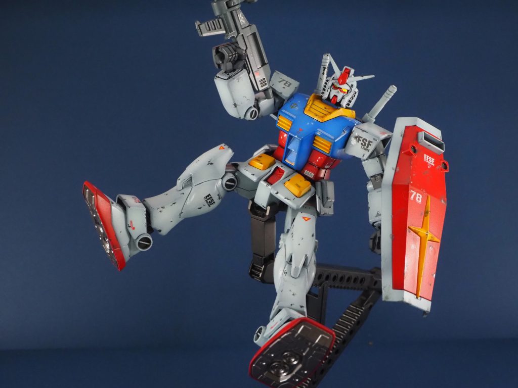 最近のガンプラは足底が1パーツかつ肉抜きがあるのが当たり前ですよね。これ、自分はちょっと嫌なんですよね、原材料価格高騰などあるのかも知れませんが。