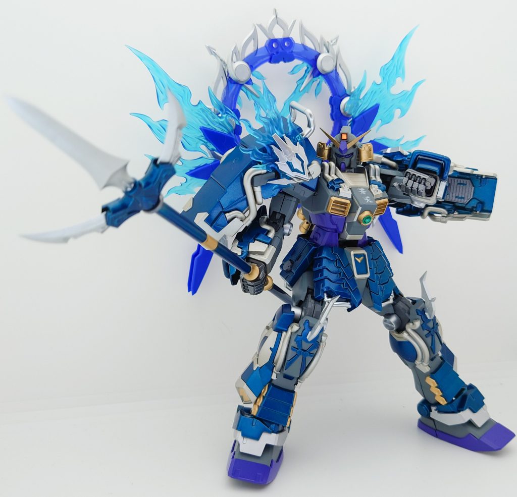 十字槍を構えた姿。