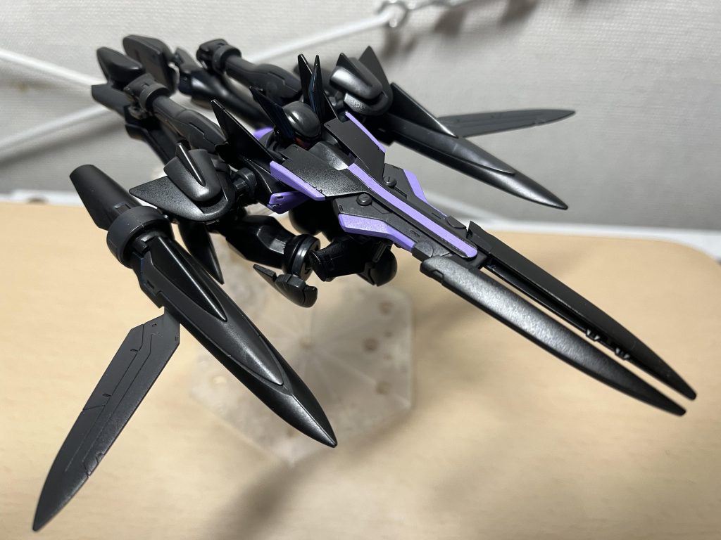 そして大気圏内用では羽を開きます。ただ自分の性癖ですが、羽が進行方向に対して90°より前に向いてるのがどうしても嫌いなのです。同じ理由でムラサメなんかも苦手、、