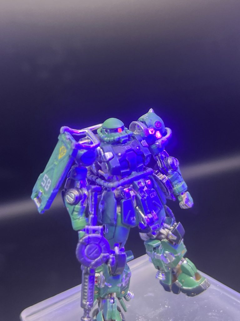 頭の改造はこだわったところです。アーティファクトのザクは何故か頭がドアンザクみたいに縦に長く、モノアイのディテールもないので、弄るしかありませんでした。