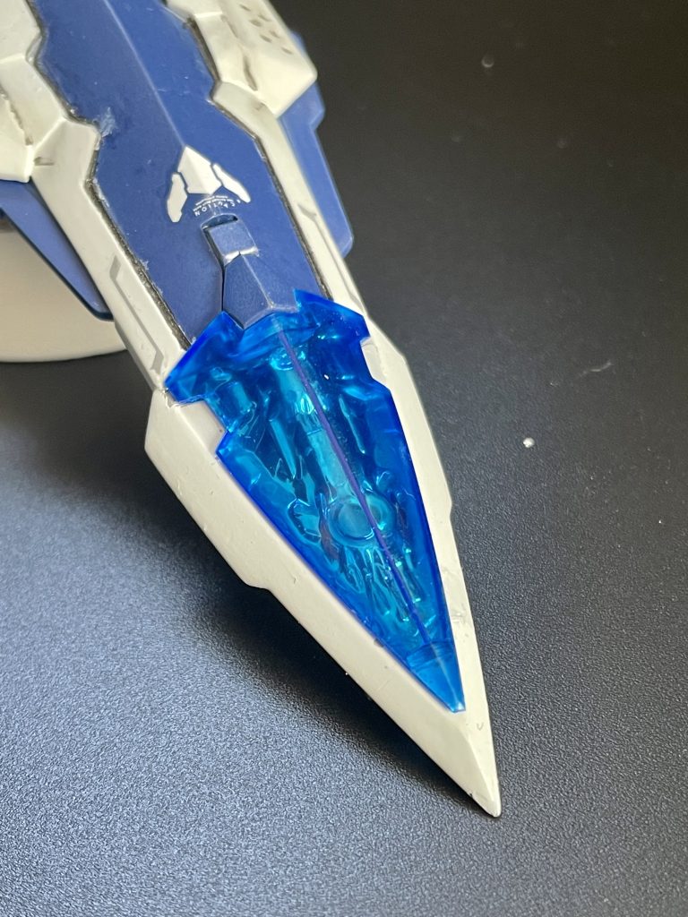 シールド先端部にミラーフィルムを貼り付けて金属感を表現。クリアブルーのカバーと合わさりメカニカルな感じがしていい具合です。