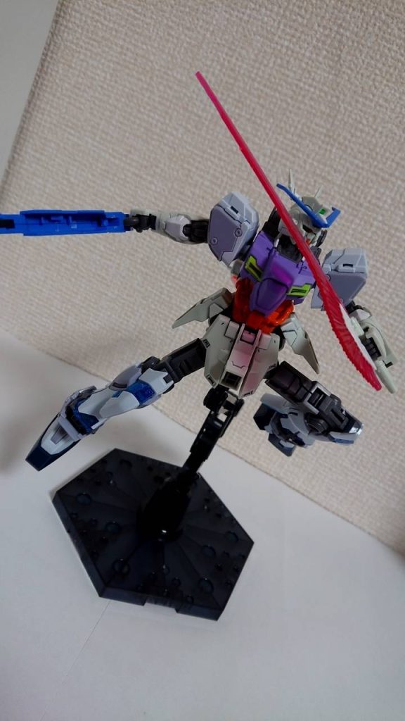 主なビーム武装はビームソードアックス。近接用ビーム武装であり、従来のビーム武装よりも軽くなっている。実弾などが効かない機体に対して使用する。