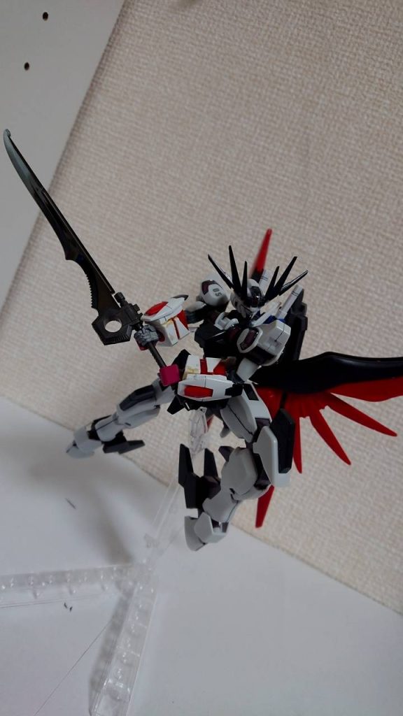 主装備はグランドスラム。大きく振りかざし敵機を切断粉砕する。折りたたんで収納可能。ただしラックができないのが難点。