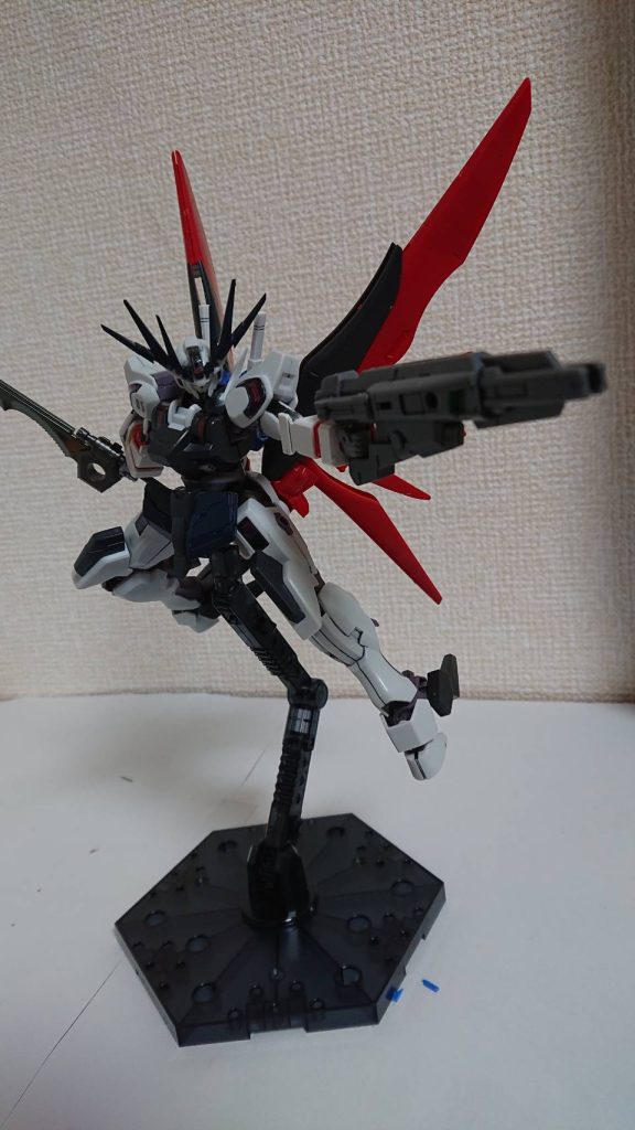 ビームライフルはエアリアル改修型のライフルを装備。しかしエスカッシャンがないためガンビットライフルにはできない。バックパックにラックが可能になっている。