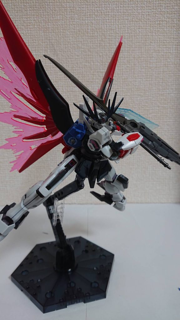 ビームシールドを展開でき、ビーム攻撃を防ぐ。また光の翼ことヴォアチュールリュミエールの展開も可能。推進力がアップする。