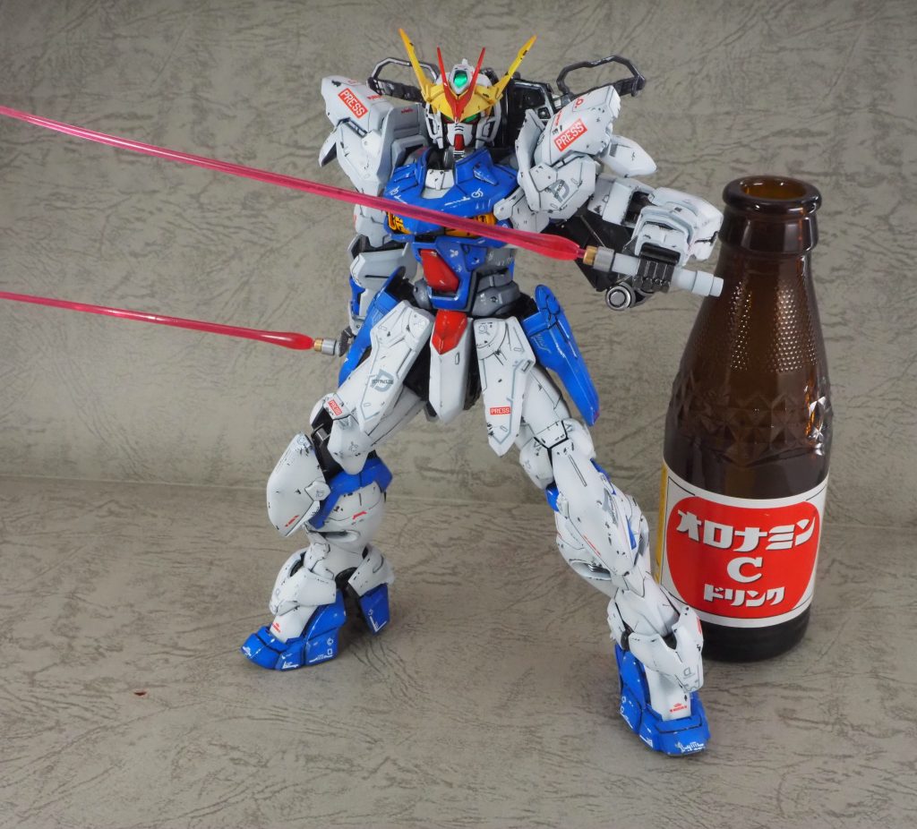 今回はガンダムアストレイアウトフレームDとなります。テスタメントと形状はよく似ていますが、ヒロイックなカラーリングになっています。