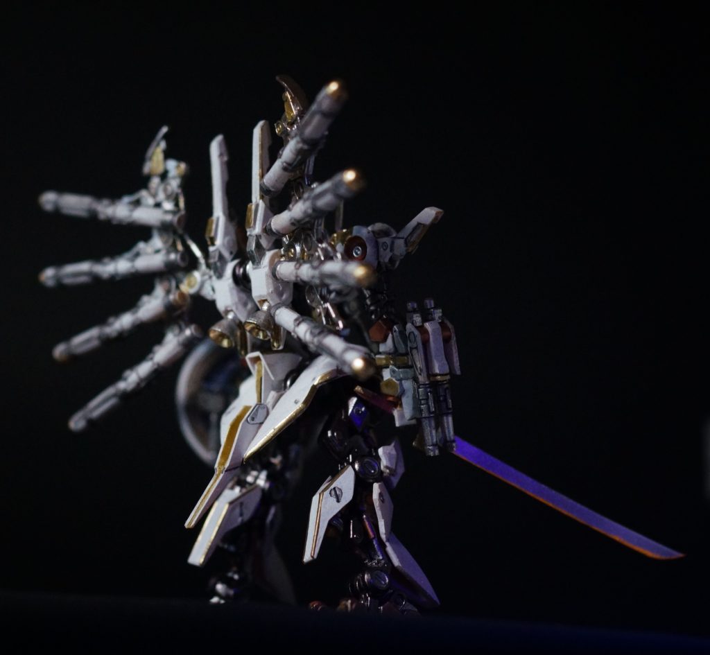 うしろのバインダーはハッタリをかますため、逆さにして後ろに反らせています。バンシィノルンのタテガミみたいな感じですかね。フォーアーティストマーカーとミスターホビーマーカーがよい仕事をしてくれることの特性確認ができました。