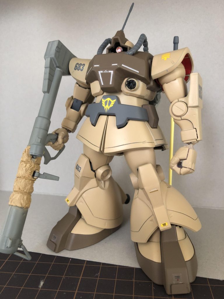 サーマルジャケットバズーカを装備。頭部の動力パイプは、グフの動力パイプを利用して。胸部・腕部・膝部は、プラ板とパテを使用して。特に胸部は、彫刻した感が強かったですね😑カラーリングは、旧キット風にするか悩んだ挙句、今風?にしました。