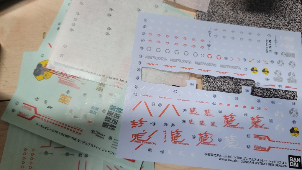 今回はキット付属のデカールはカレトヴルッフ周り以外は全く使わず、PGレッドフレームやパワードレッドの物を使用してます。というのも、今後レッドフレーム改や通常のフライトユニットも作りたいので、その時にバックパックやら色々使い回したいのでw