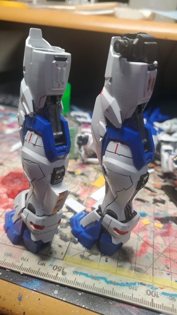 足の後ろ側はスラスターぽくランナーで作りました他に追加したのもランナーの板を使って貼り付けました