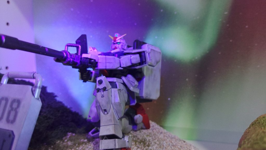 背面の風景も100均のオーロラを貼っています。なんか微妙なので次回から黒に変えます。