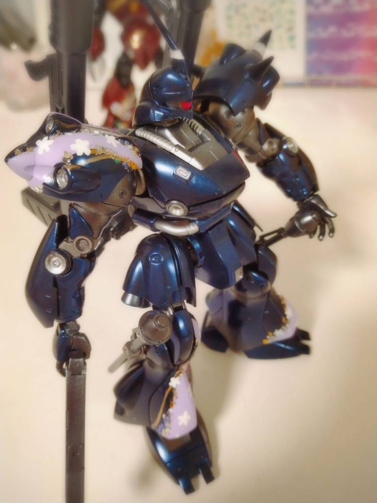 肩と足にワンポイントで花を手書きで描きました。紫とゴールドが紺色に合ってると自分では思います(o・・o)/