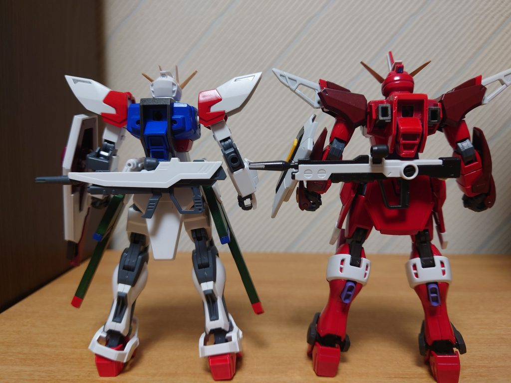 「より兄弟機らしく」で制作したかったので両機ストライカーパック対応にしているので様々な背負い物が可能になってます。フリーダム要素を引き算する理由になった部分でもあります。ジャスティスはちゃんとフォトウムも着けれるようにしてます。