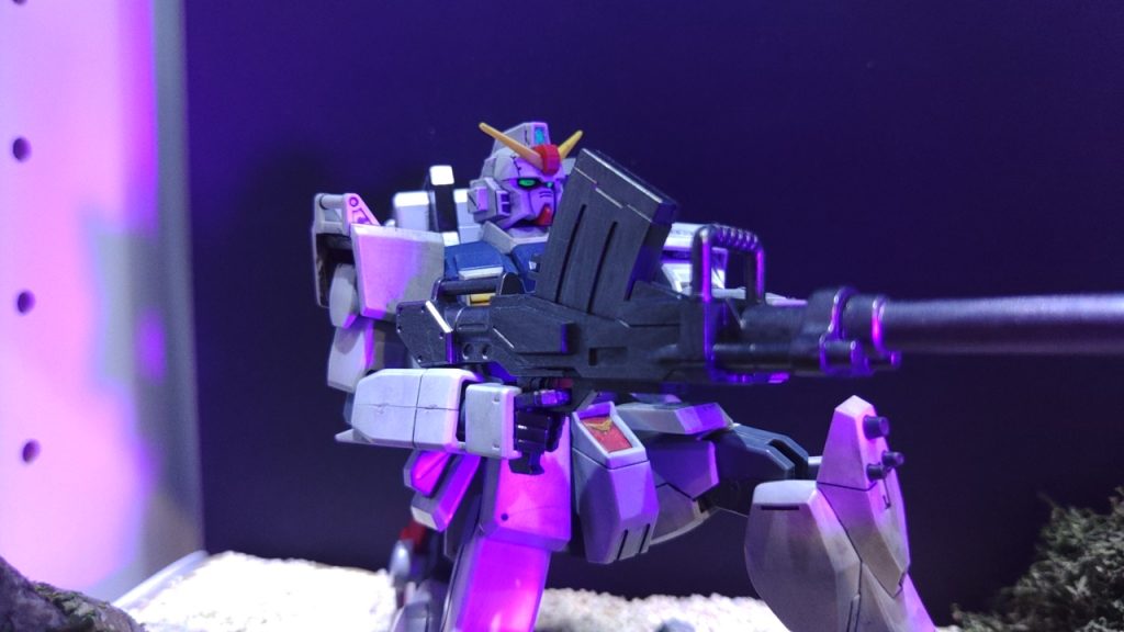 アイカメラはビコーン出来ますが頭部カメラはシールの上から速乾レジンでカバーしてます。思っていたより良い感じに光ります。