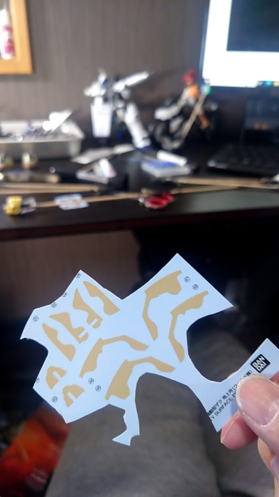 どうもデカールで迷彩ってのが嫌で今回はちゃんと塗ります