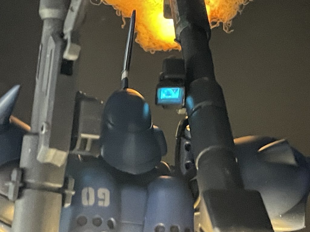 バズーカのモニターにこだわりました。クリアーのプラ板を切り出して蛍光グリーンで塗装し、モニターが映っているようにデカールを貼って、シルバーに塗った所にレジンで固めました。