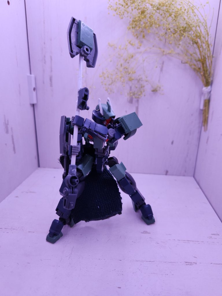 次に背中に装備した斧を振り上げるポーズ