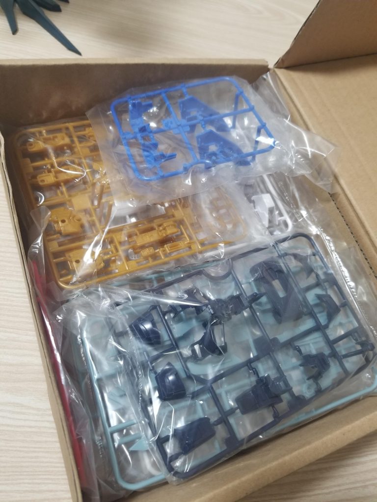 プラパーツですが、精度が悪いので削りながら形を合わせていきました