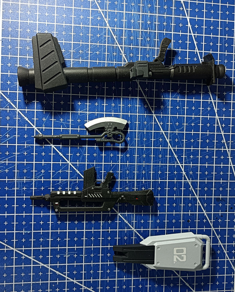 武装です。アレックスのビームライフル、陸戦型ガンダムのシールド、そして名前の由来である鹵獲武装としてリックドムⅡのジャイアントバズとザクのヒートホークを装備させています。連邦機にヒートホークを持たせると、何だかとても悪役感が強くなりますね…。因みに連邦軍の機体の設定です。 