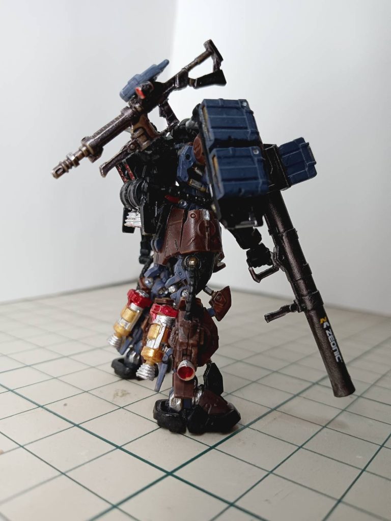 ザクマシンガンをランナーからラック作ってハンガーにマウントしました。肩シールドはガイア用の左腕用を装備。バズーカの予備弾倉は向き変えました。