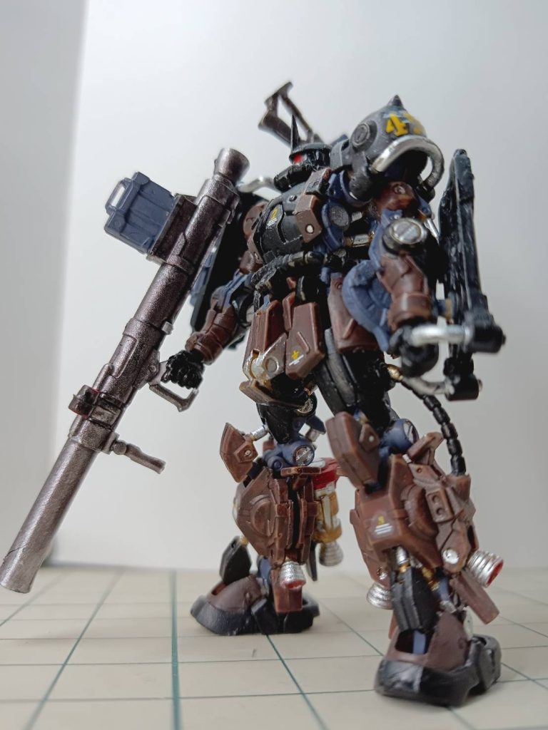 左腕にはダボ穴開けて、手持ちシールド装備にしました。持ち手の作成がかなり苦労しました。