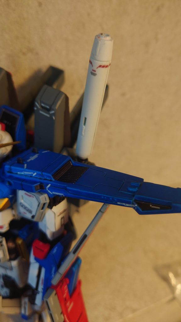 肩部プラ板を貼付けしたり、スジ彫りを追加しました。