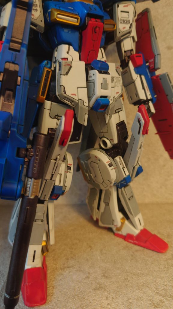 下半身。腰部はディテールアップとパネルラインの色分け。脚部は膝アーマーの延長など各種ディテールアップを施しました。