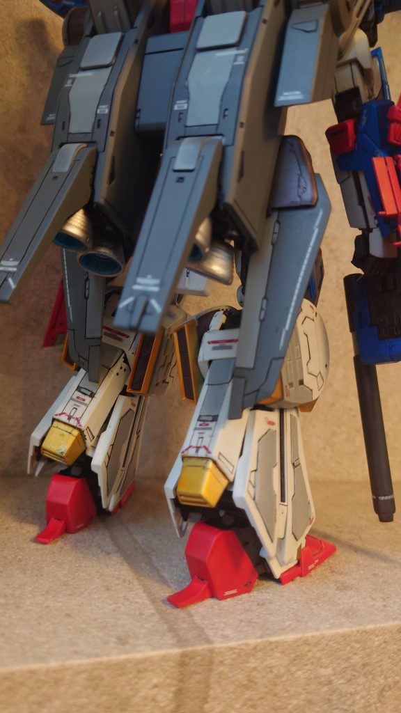 背面側下半身脹脛部はスラスターにプラ板追加、色分け等こちゃこちゃやっています。