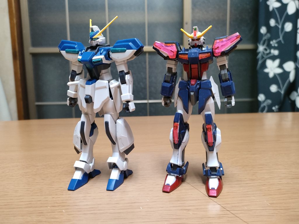 本体だけでもビルドストライクと並べてスマートかつ色々ボリュームアップしてる。