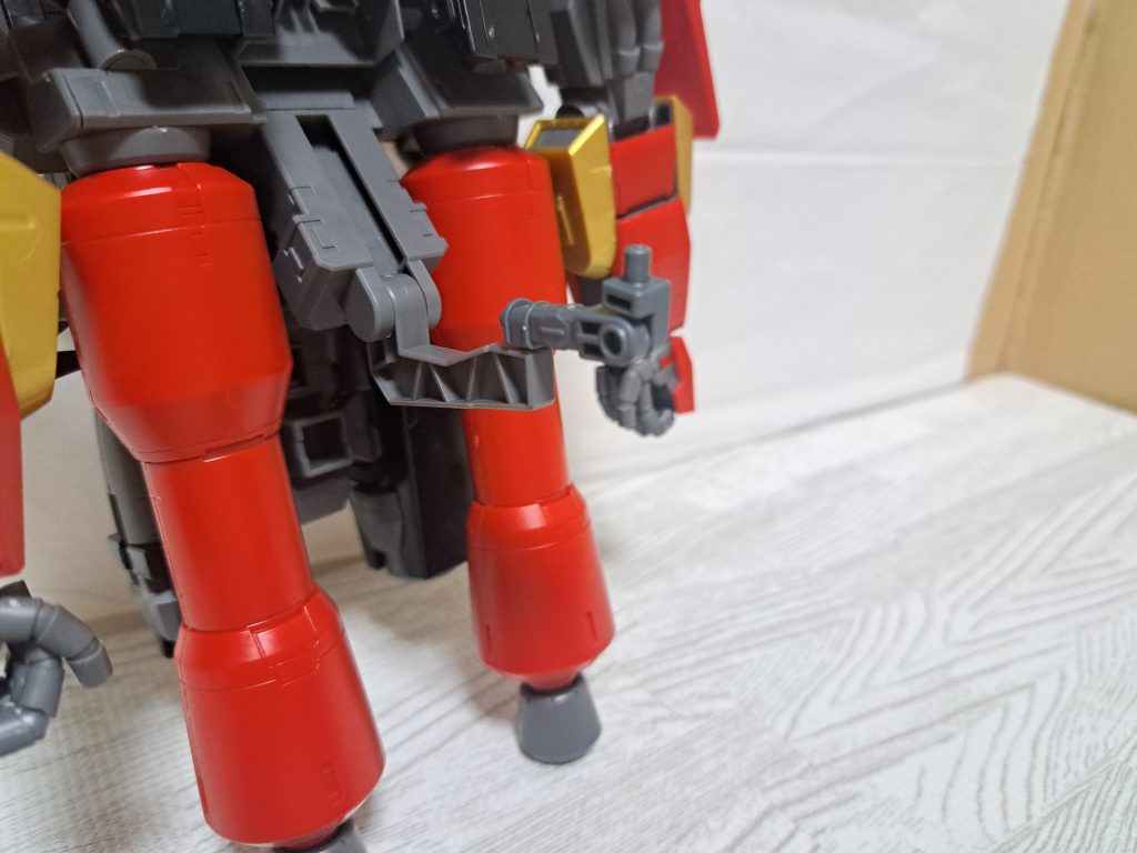 他のガンプラに付けられる様に市販のジョイントパーツを追加しました。