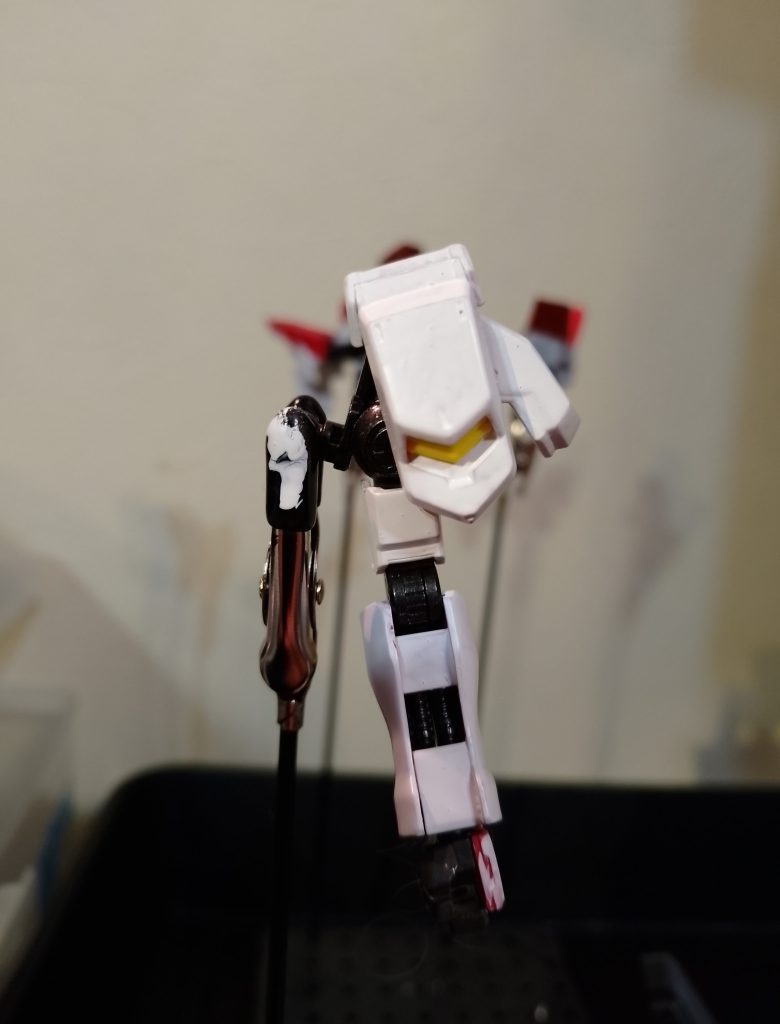 初めてのガンプラ改造で筆塗りしてるんですけどやっぱむらができてしまいます。できればコツを教えてください。