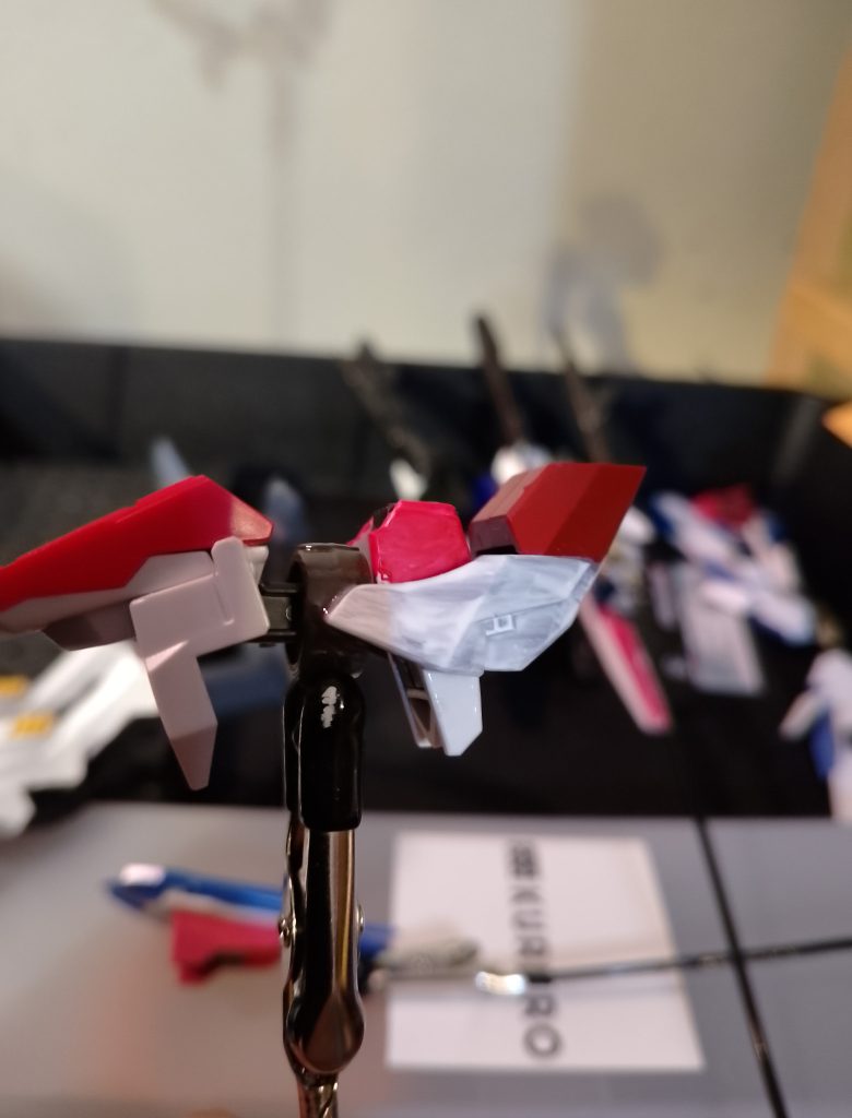 足が物足りなかったのと重量に耐えるようにデルタ＋の肩パーツを着けました。