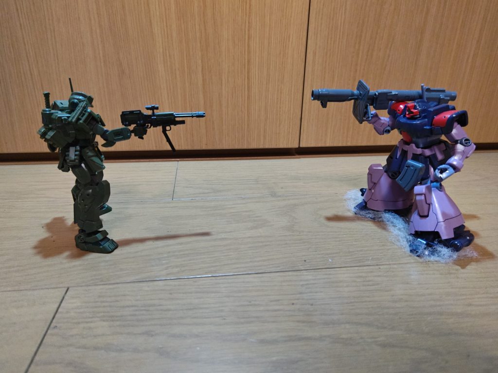 ジムスパルタンに高速で近づくドムトローペン！ドムトローペン「あれはジムか？(たぶんジムだろうな)…」ジムスパルタン「こいつ…結構速いな…」ドムトローペン「ジムくらいやってやる！」ジムスパルタン「こうなったら…」